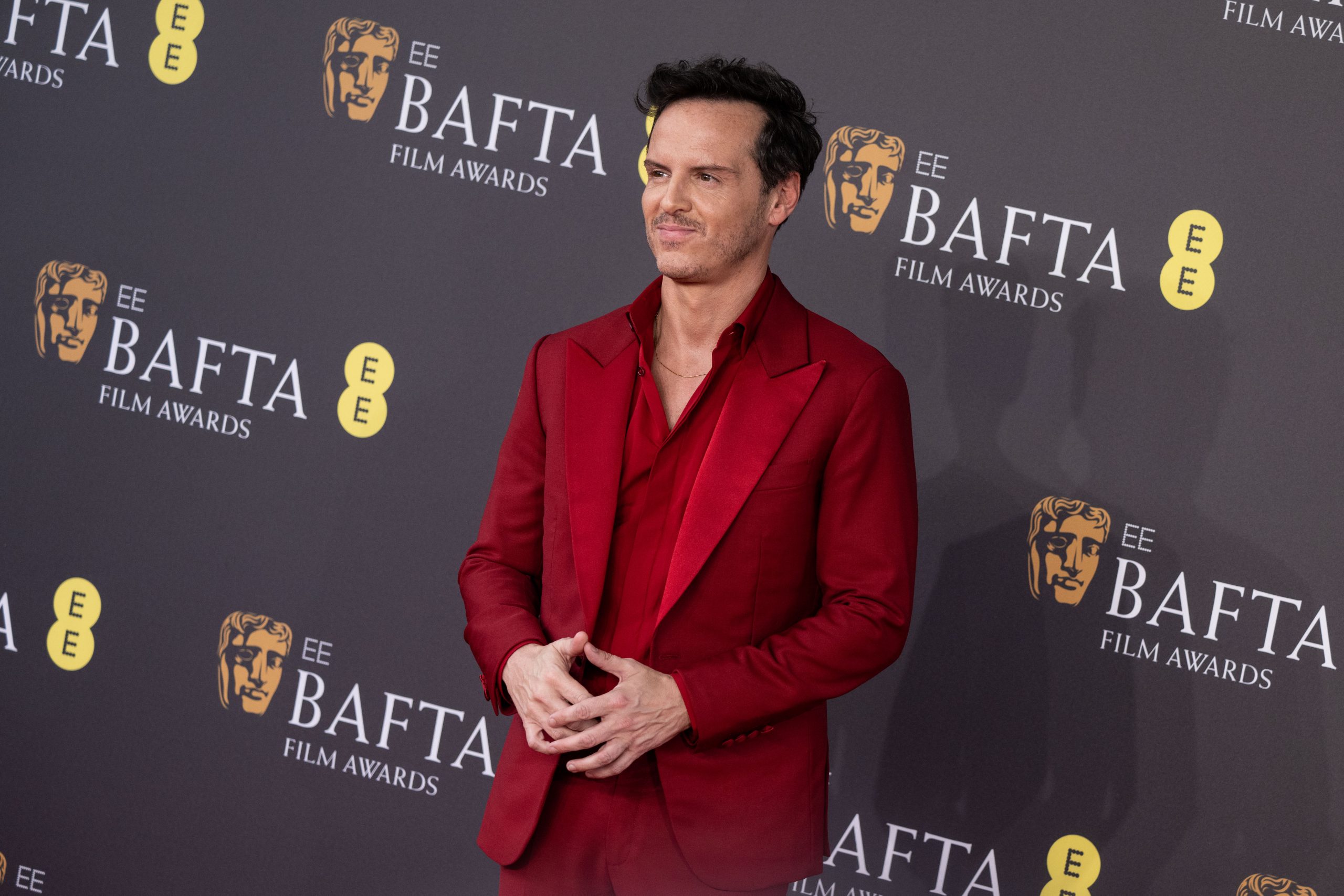 Esta incomodísima entrevista a Andrew Scott en la alfombra roja ha recibido  duras críticas tras hacerse viral