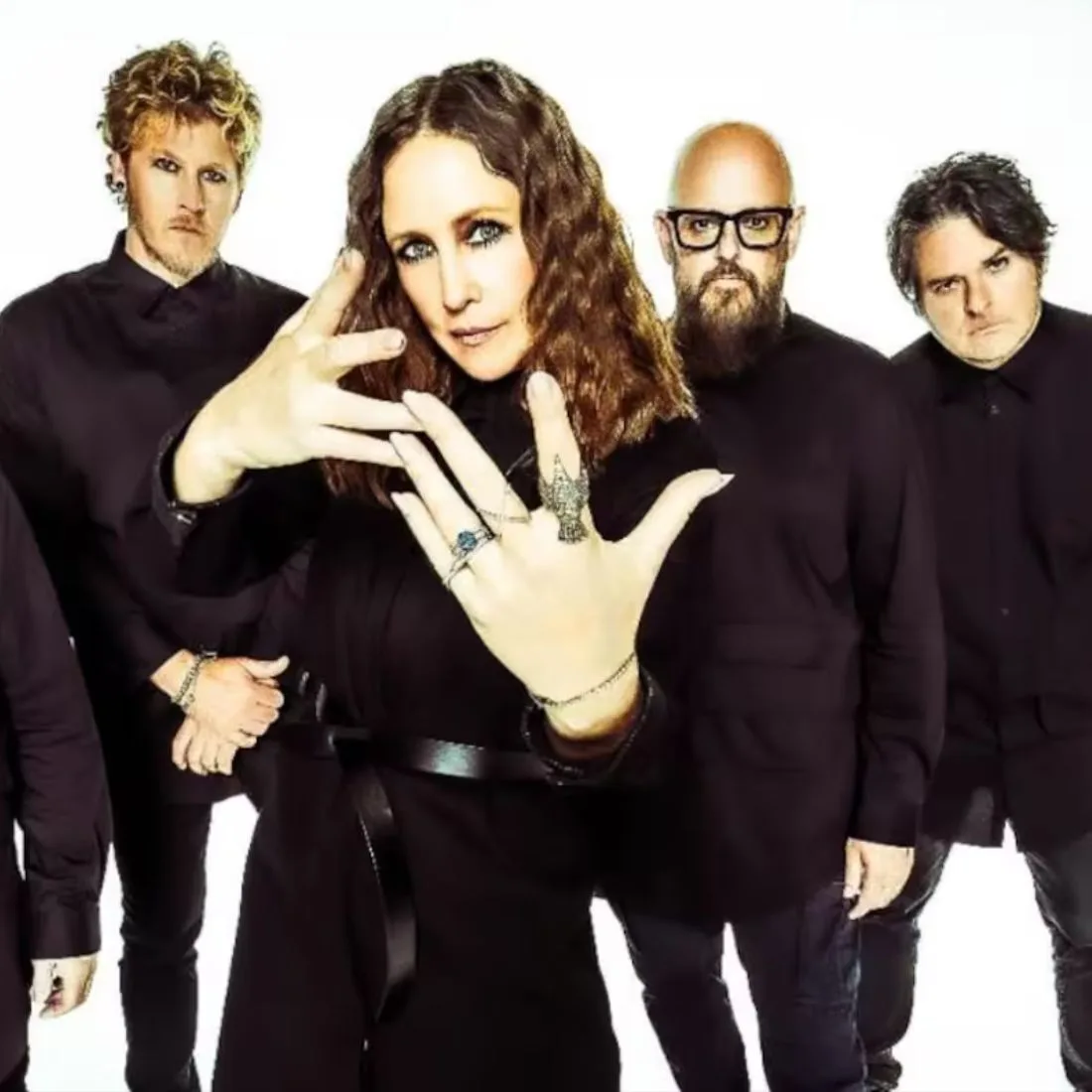 Vera Farmiga, aclamada actriz que ha protagonizado junto a Patrick Wilson 'The Conjuring', debuta como cantante en una banda de metal.